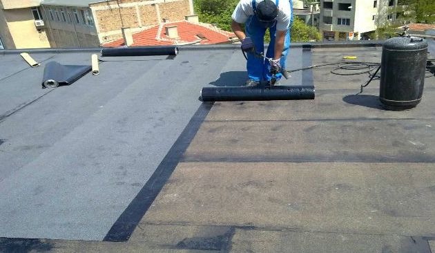 أيهما افضل العزل المائي للأسطح؟